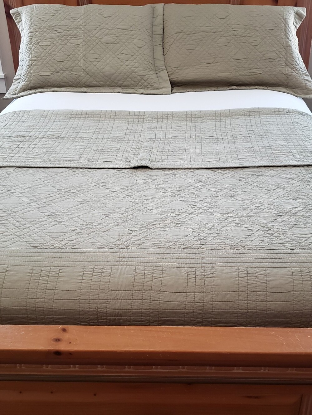 Classic Sage Quilt w/ 2 Shams & Bedskirt.  Full/Queen Size. Excellent condition.